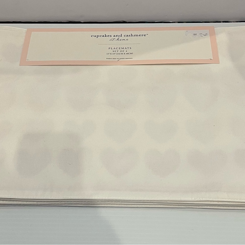 ❤️❤️Super Cute Cupcakes and Cashmere Hearts Placemats- Set of 4- NWT - Picture 2 of 2